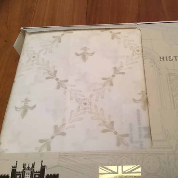 Historic Royal Palaces ‘Hampton Court’ Pillow Cases - Picture 3 of 5